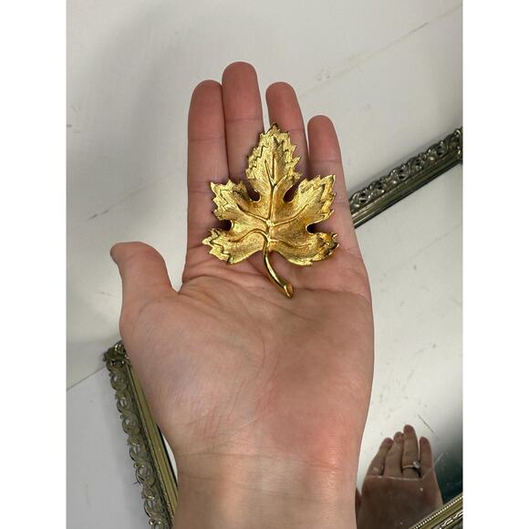 Vintage Autumn Gold Leaf Brooch Pin - Picture 3 of 8